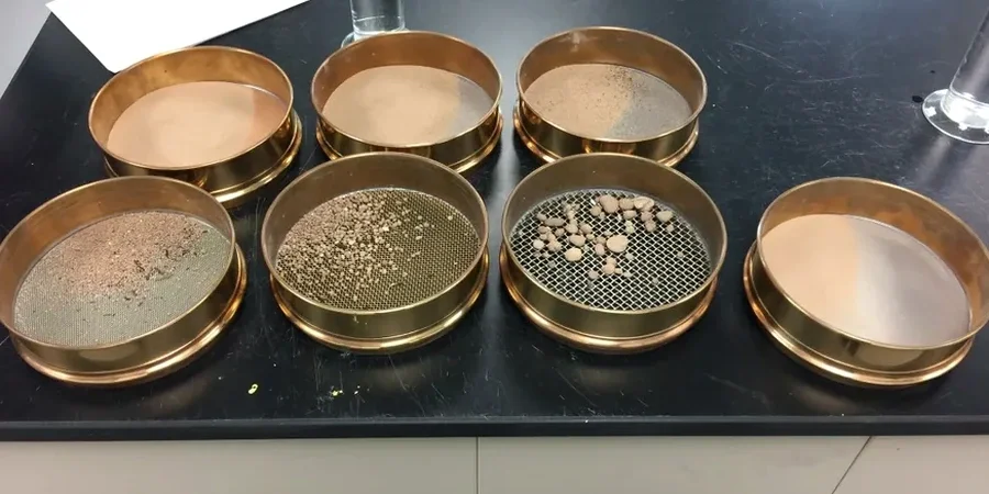 Korngrößenanalyse (Siebung + Hydrometer) in Freiburg – Normgerechte Laboruntersuchung